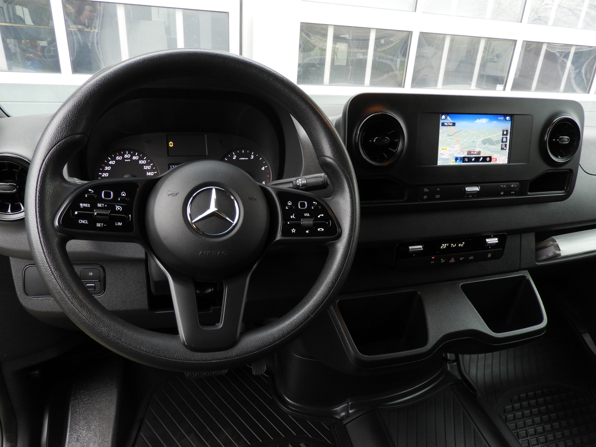 42593098-19.jpg